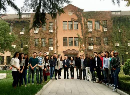 6_หน้าคณะวารสารศาสตร์ ชิงหวากับเพื่อนๆและอาจารย์.jpg