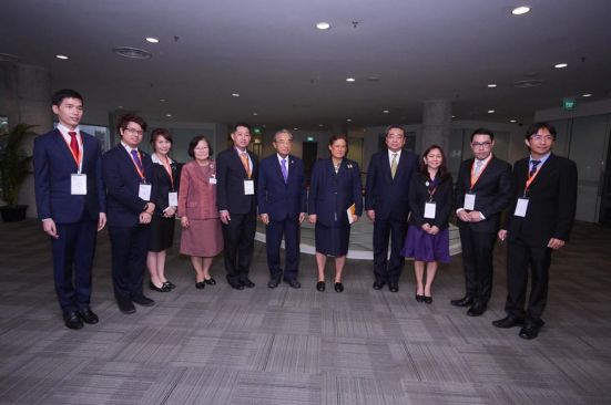 รูปที่ 11 ผมได้รับเลือกเป็นตัวแทนนักวิจัยไทยไปงาน GYSS ที่สิงคโปร์ จาก สมเด็จพระเทพ ฯ .jpg