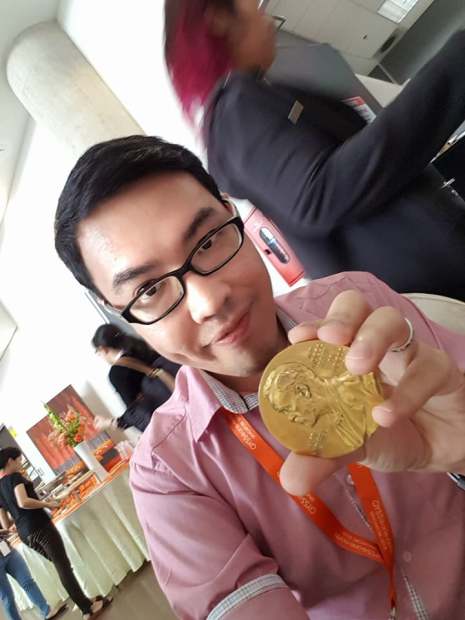 รูปที่ 12 ได้มีโอกาสจับเหรียญรางวัลโนเบลของนักวิจัยรางวัลโนเบล ในงาน GYSS.jpg