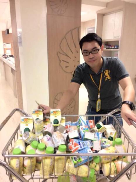 รูปที่ 3 กิจกรรมยามว่าง ที่ชอบไปทำบุญมอบสิ่งของ ไปถวายนำปานะ ที่ รพ จุฬา ครับ.jpg